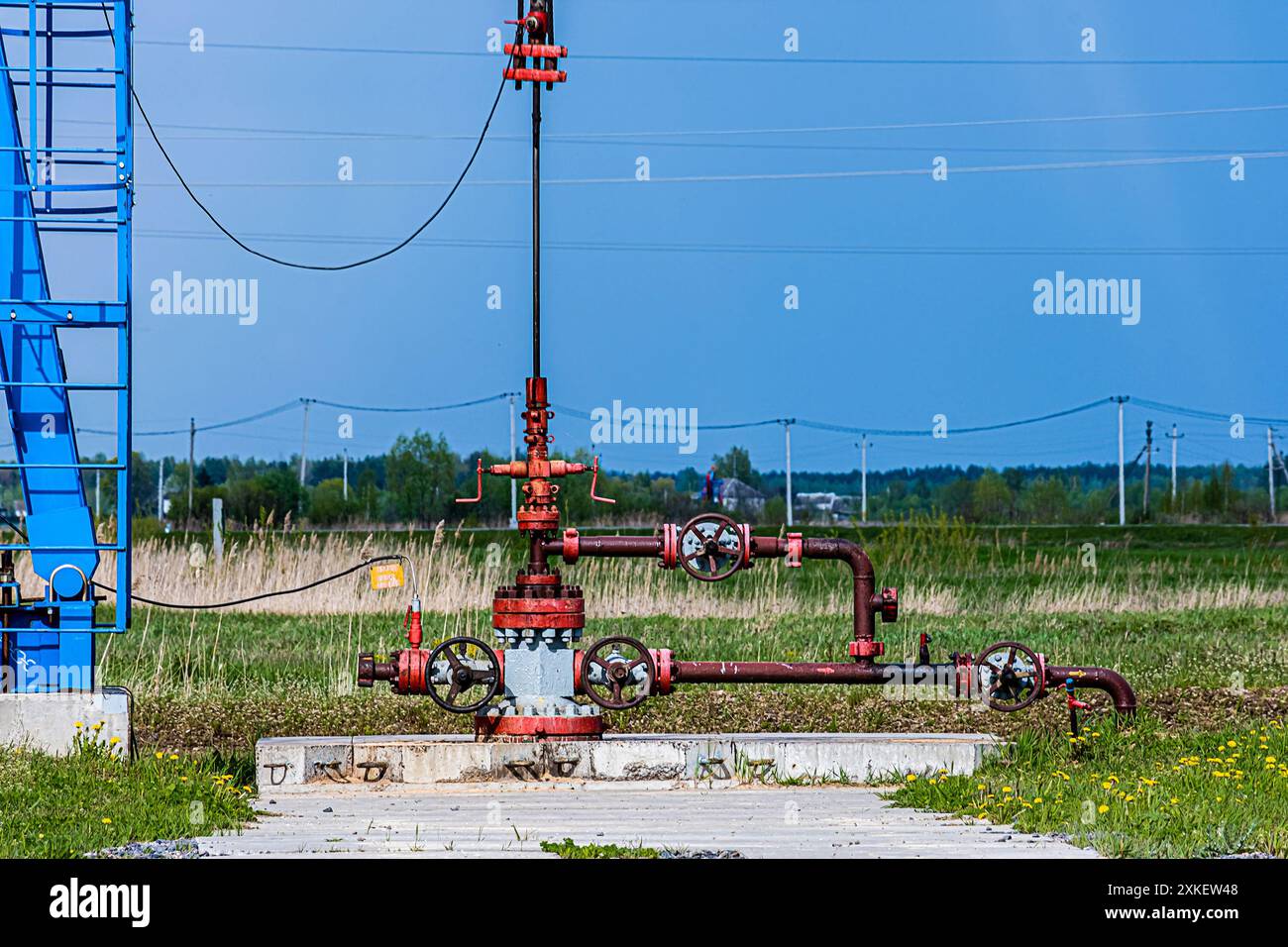 Rohölförderung. Nahaufnahme der Ölplattform. Pipeline, Ölpumpen. Erdölindustrie, Wirtschaftskrise. Stockfoto