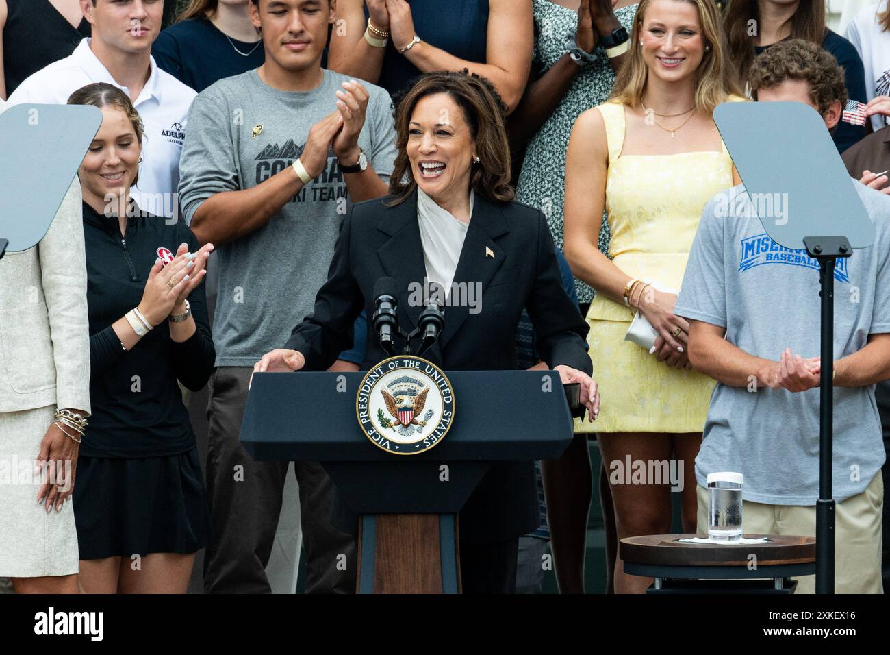Washington, Usa. Juli 2024. Vizepräsidentin Kamala Harris sprach bei einer Veranstaltung „Celebrating the National Collegiate Athletic Association (NCAA) Championship Teams from the Saison 2023-2024“ auf dem South Lawn of the White House Credit: SOPA Images Limited/Alamy Live News Stockfoto