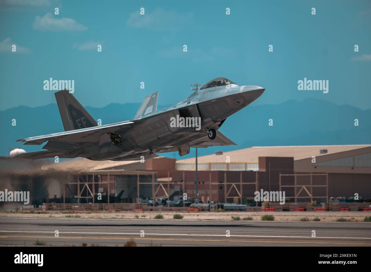 Eine F-22 Raptor startet während der Red Flag Übung auf der Nellis Air Force Base, Nevada, 19. Juli 2024. Die Warnflagge bietet die Gelegenheit, die Bereitschaft und Schulung zu verbessern, die erforderlich sind, um gemeinsam auf jede mögliche Krise oder Herausforderung auf der ganzen Welt zu reagieren. (Foto der U.S. Air Force von Airman 1st Class Ian Sullens) Stockfoto