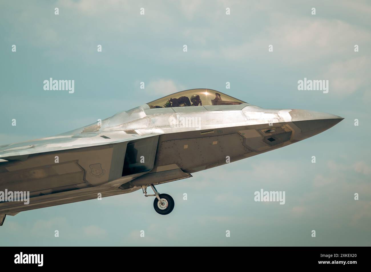 Eine F-22 Raptor startet während der Red Flag Übung auf der Nellis Air Force Base, Nevada, 19. Juli 2024. Die Red Flag erhöht die Interoperabilität innerhalb der gemeinsamen Streitkräfte, da Flieger, Wächter, Soldaten, Marines und Seeleute gemeinsam gegen realistische High-End-Szenarien trainieren. (Foto der U.S. Air Force von Airman 1st Class Ian Sullens) Stockfoto