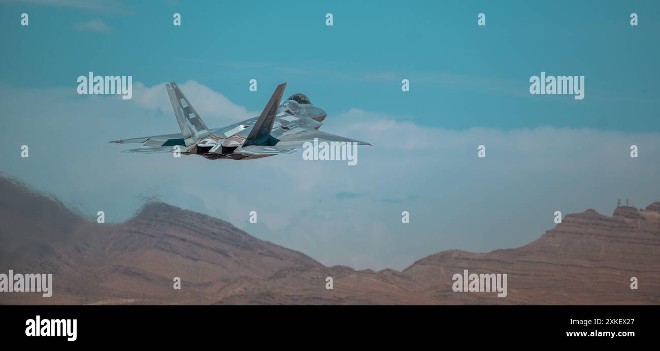 Eine F-22 Raptor startet während der Red Flag Übung auf der Nellis Air Force Base, Nevada, 19. Juli 2024. Die Red Flag gibt den Befehlshabern der Mission die Möglichkeit, in einem umstrittenen, degradierten und operativ begrenzten Umfeld mit mehreren Domänen in der gesamten gemeinsamen Truppe zu führen. (Foto der U.S. Air Force von Airman 1st Class Ian Sullens) Stockfoto