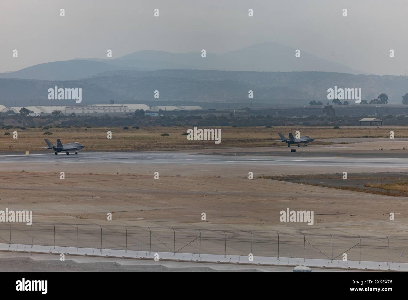 US Marine Corps F-35C Lightning II Flugzeuge zugewiesen der Marine Fighter Attack Squadron (VMFA) 311, Marine Aircraft Group 11, 3rd Marine Aircraft Wing, Taxi auf der Landebahn vor einem einfachen Kampfflugzeug-Manöver-Flug auf der Marine Corps Air Station Miramar, Kalifornien, 12. Juli 2024. Während des Fluges wies Major Timothy Potter, ein F-35C Lightning II Pilot mit VMFA-311 und Absolvent des U.S. Navy Strike Fighter Tactics Instructor Program, allgemein bekannt als TOPGUN, Captain Cassandra Touchstone, eine F-35C Lightning II Pilotin mit VMFA-311, an, ihre Fähigkeiten in Kampfmanövern oder Dogfight zu verbessern Stockfoto