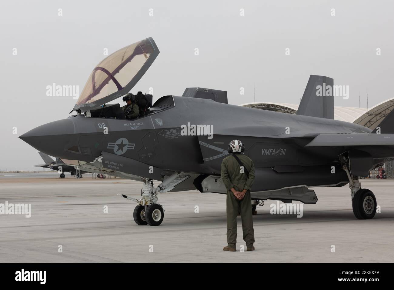 Cassandra Touchstone (links), ein F-35C Lightning II Pilot mit Marine Fighter Attack Squadron (VMFA) 311, Marine Aircraft Group 11, 3rd Marine Aircraft Wing, führt vor dem Flug Überprüfungen an einem F-35C Lightning II Flugzeug durch, bevor ein grundlegender Kampfflugzeug-Trainingsflug an der Marine Corps Air Station Miramar, Kalifornien, Juli 2024. Während des Fluges wies Major Timothy Potter, ein F-35C Lightning II Pilot mit VMFA-311 und Absolvent des U.S. Navy Strike Fighter Tactics Instructor Program, auch bekannt als TOPGUN, Touchstone an, ihre Fähigkeiten im Kampfmann zu verbessern Stockfoto