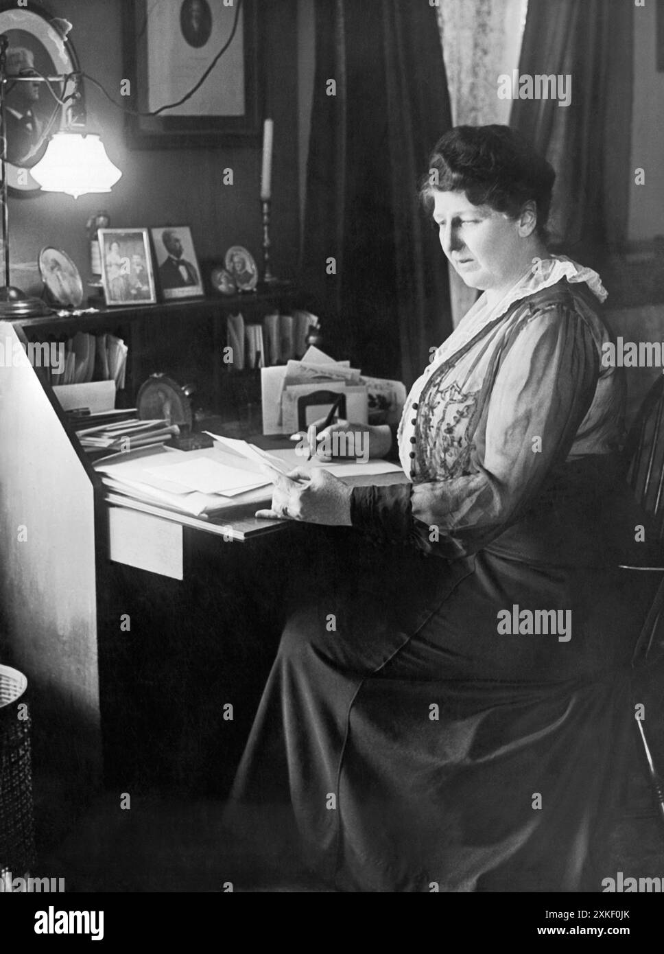 New York, New York: 10. Juli 1917 Eine Frau der New Yorker Gesellschaft arbeitet während des Ersten Weltkriegs für die Militia of Mercy. Stockfoto