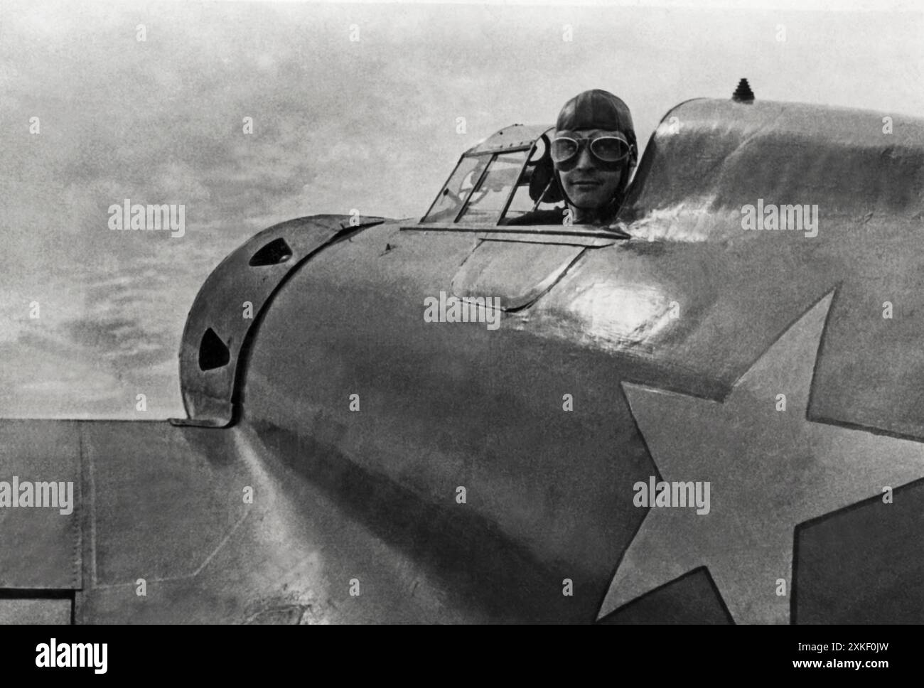 Russland um 1940 Ein sowjetischer Flieger im Cockpit seines Kampfflugzeugs nach Berichten, dass die russische Luftwaffe deutsche Flugplätze überfallen hatte Stockfoto