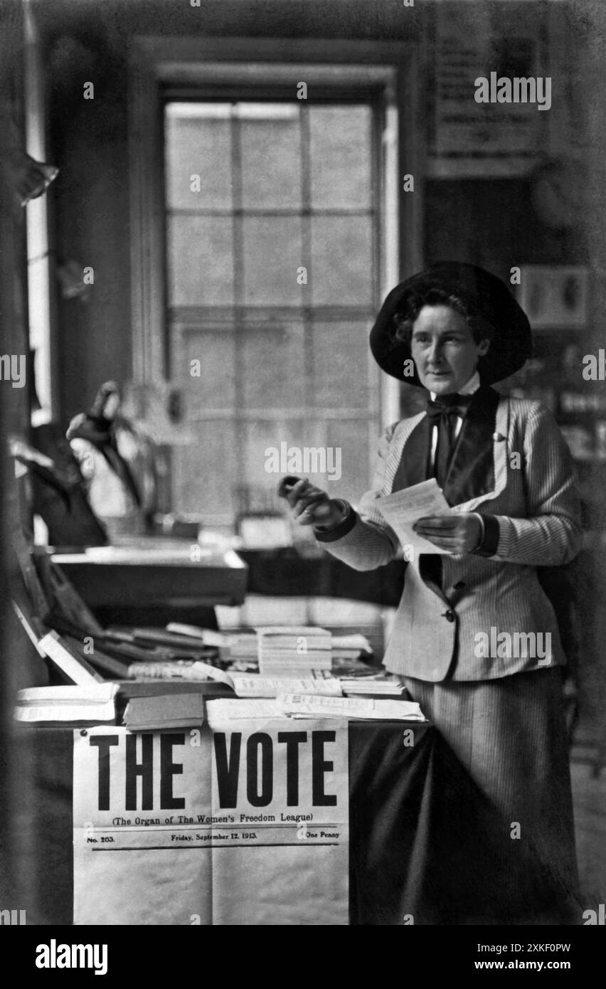 London, England September 1913 Suffragette Constance Nina Boyle mit Kopien von The Vote (The Organ of the Women's Freedom League). Stockfoto