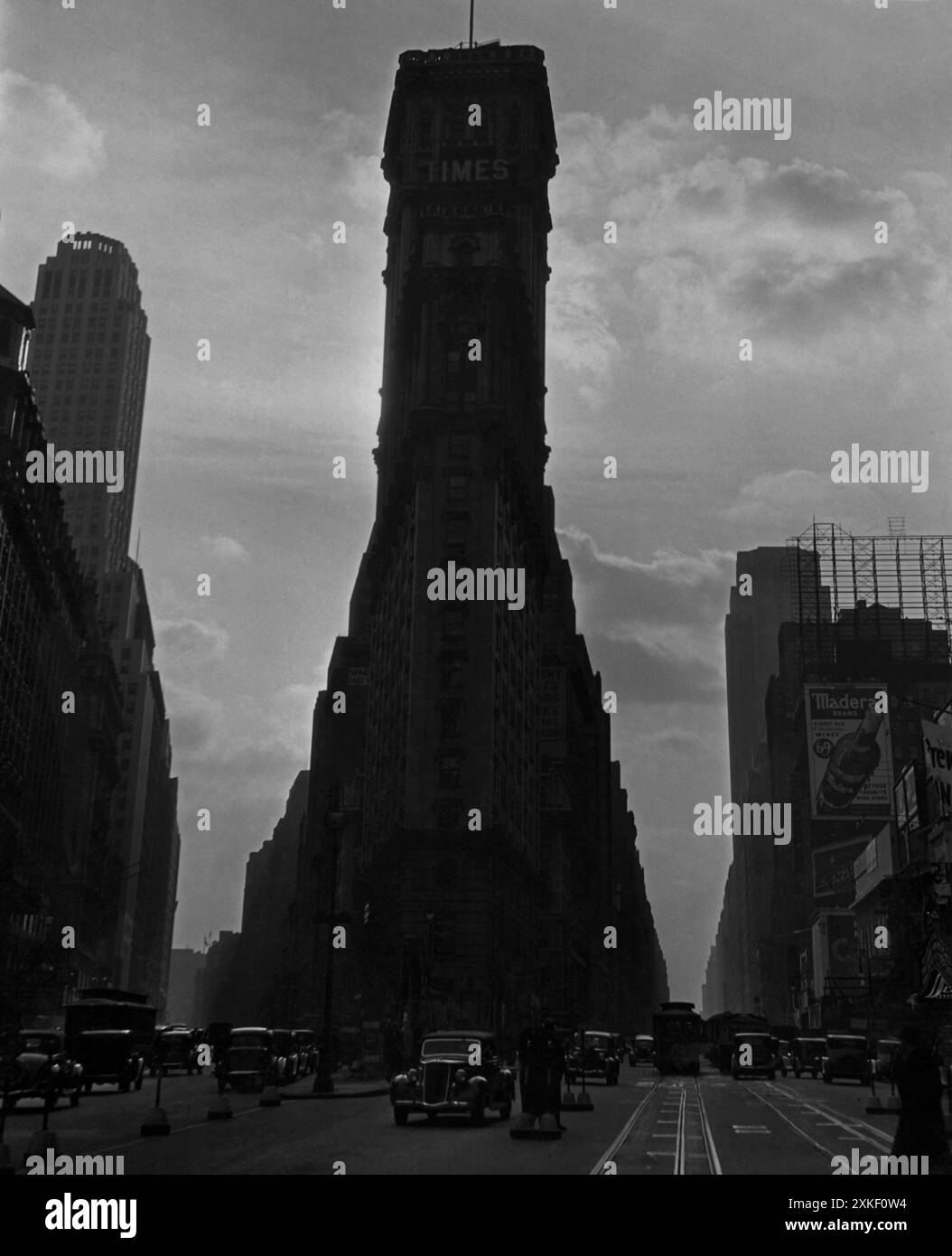 New York, New York um 1936 Licht und Schatten in der Abenddämmerung schaffen eine ungewöhnliche Perspektive auf den Times Square und das New York Times Gebäude. Stockfoto