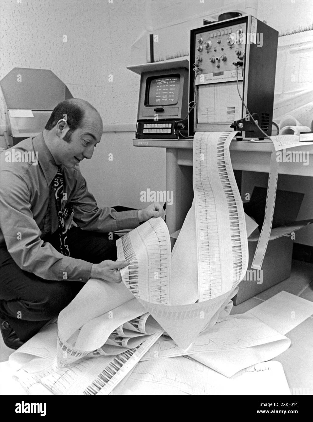 Pasadena, Kalifornien, 14. November 1971 Ein Forscher untersucht die ersten Daten, die von der Mariner 9 Mars Mission nach einer 167-tägigen, 248 Millionen Meilen langen Reise zu ihrer 90-Tage-Umlaufbahn um den Planeten erhalten wurden, mit zwei Kameras, eine mit Weitwinkel und eine mit Teleobjektiv. ein Infrarot-Radiometer zur Messung der Oberflächentemperatur, ein Ultraviolett-Spektrometer zur Messung der Atmosphäre und ein Infrarot-Interferometer zur Untersuchung der Oberfläche und der atmosphärischen Struktur. Stockfoto