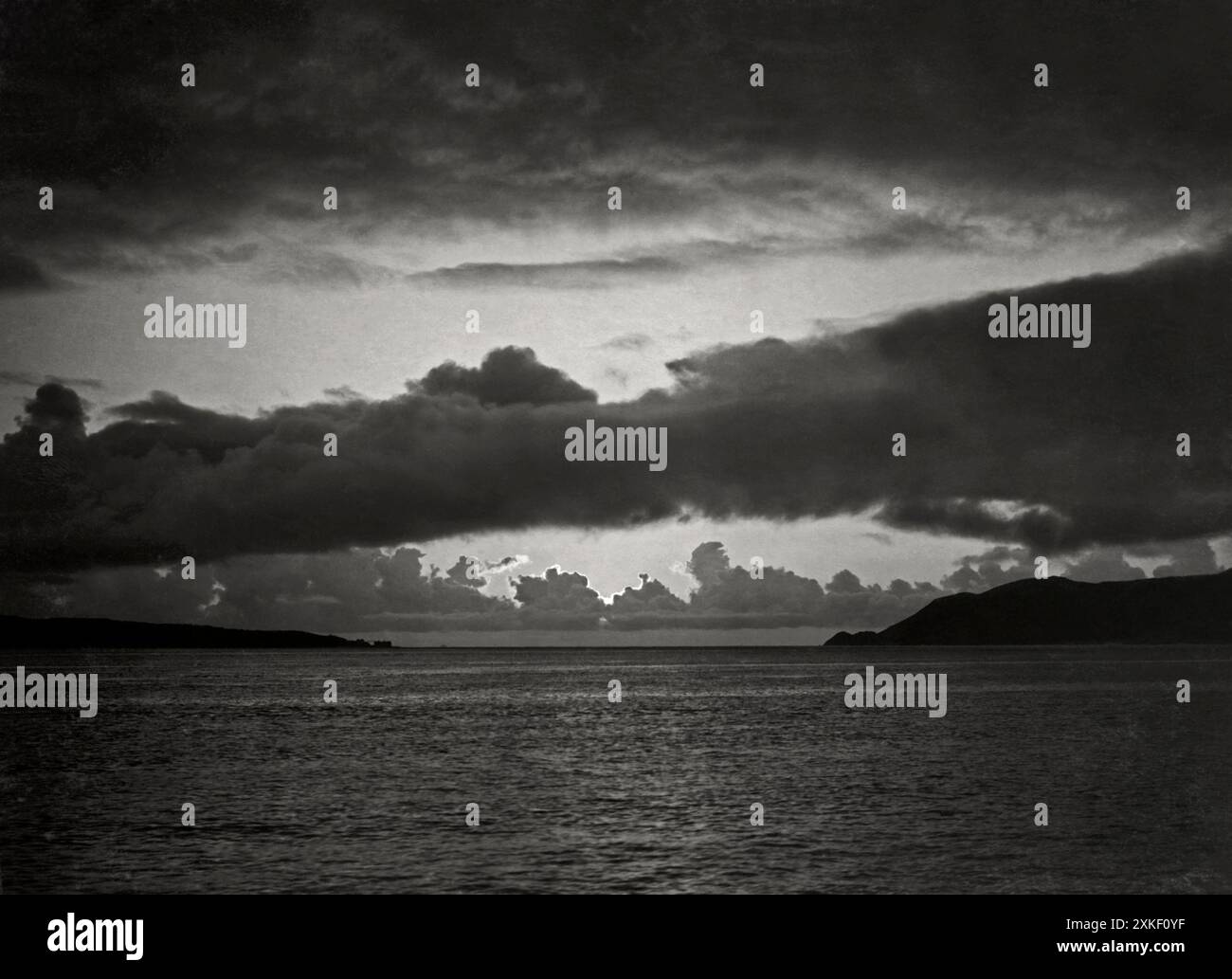 San Francisco, Kalifornien 1910 Blick nach Westen über die San Francisco Bay durch das Golden Gate bei Sonnenuntergang mit den Marin Headlands auf der rechten Seite und Fort Point am äußersten Rand von San Francsico auf der linken Seite, mit den Nebelbänken in der Ferne und über die Bucht. Stockfoto