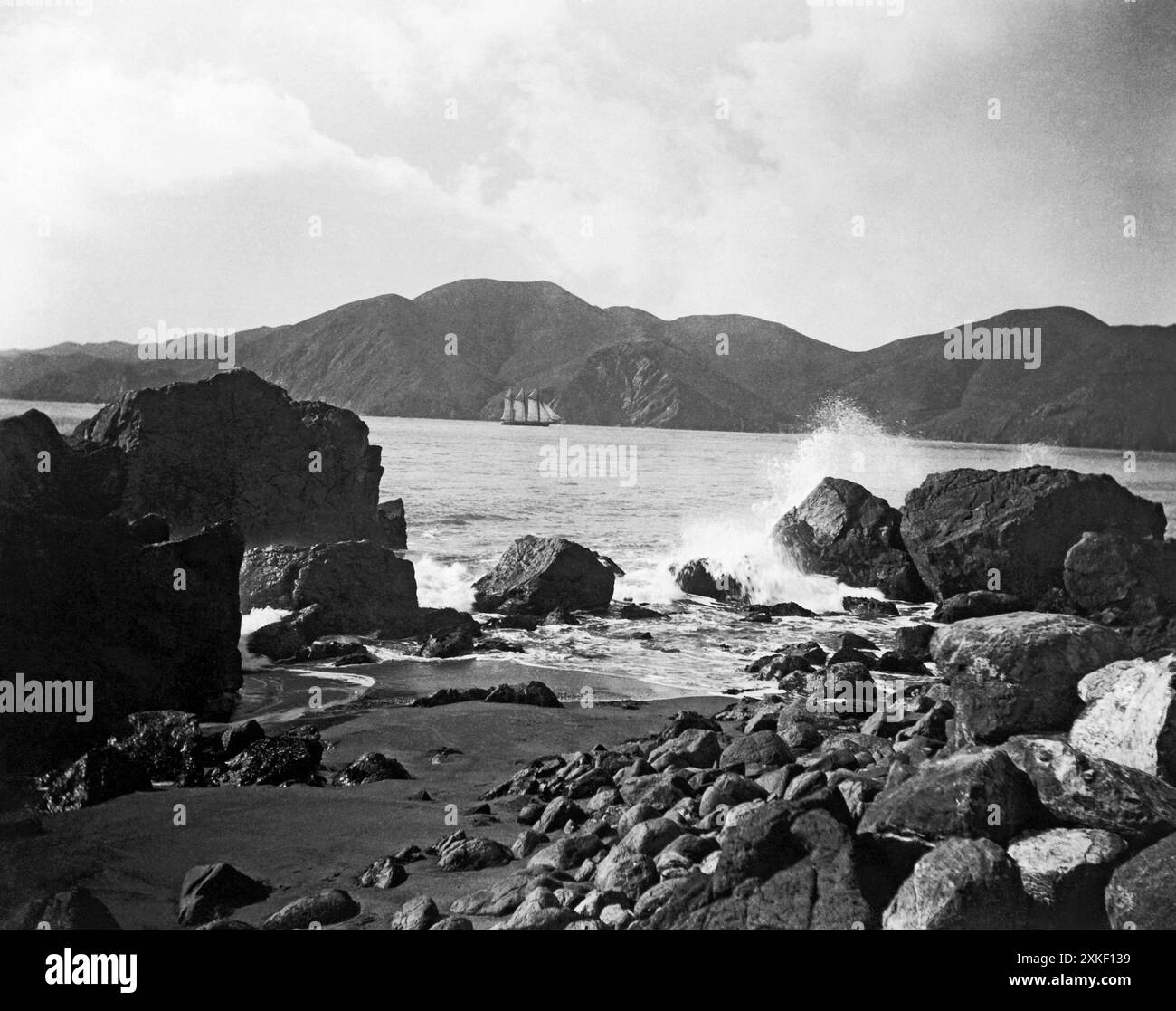 San Francisco, Kalifornien um 1885 mit Blick über das Golden Gate in der Nähe von Fort Point mit einem Segelschiff, das vom Pazifik in die Bucht von San Francisco kommt. Stockfoto