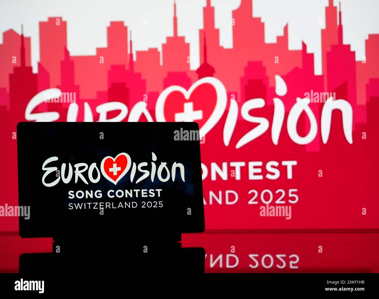 In dieser Abbildung ist das Logo des Eurovision Song Contest 2025 auf einem Tablet zu sehen. Stockfoto