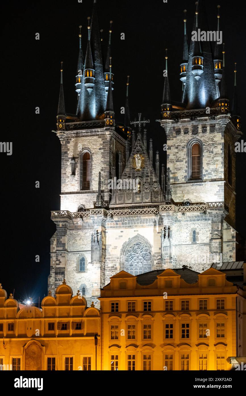 Die Kirche unserer Lieben Frau in Prag bei Nacht Stockfoto