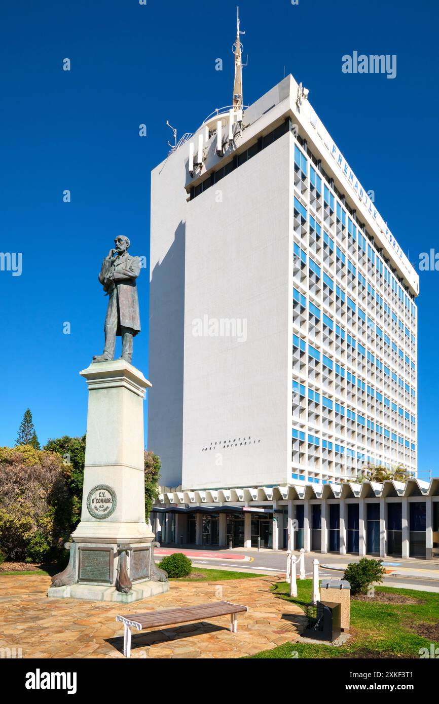 Statue des Ingenieur Charles Yelverton O'Connor vor dem Gebäude der Fremantle Port Authority am Victoria Quay in Fremantle, Western Australia. Stockfoto