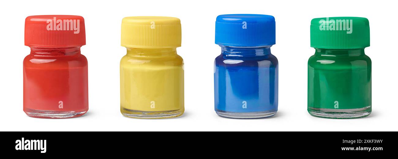 Set aus farbigen Plakatflaschen mit isolierter weißer Oberfläche, Modellschablone ohne Etikett, helle Farben für Kunstwerke, rot-gelb-blau Stockfoto