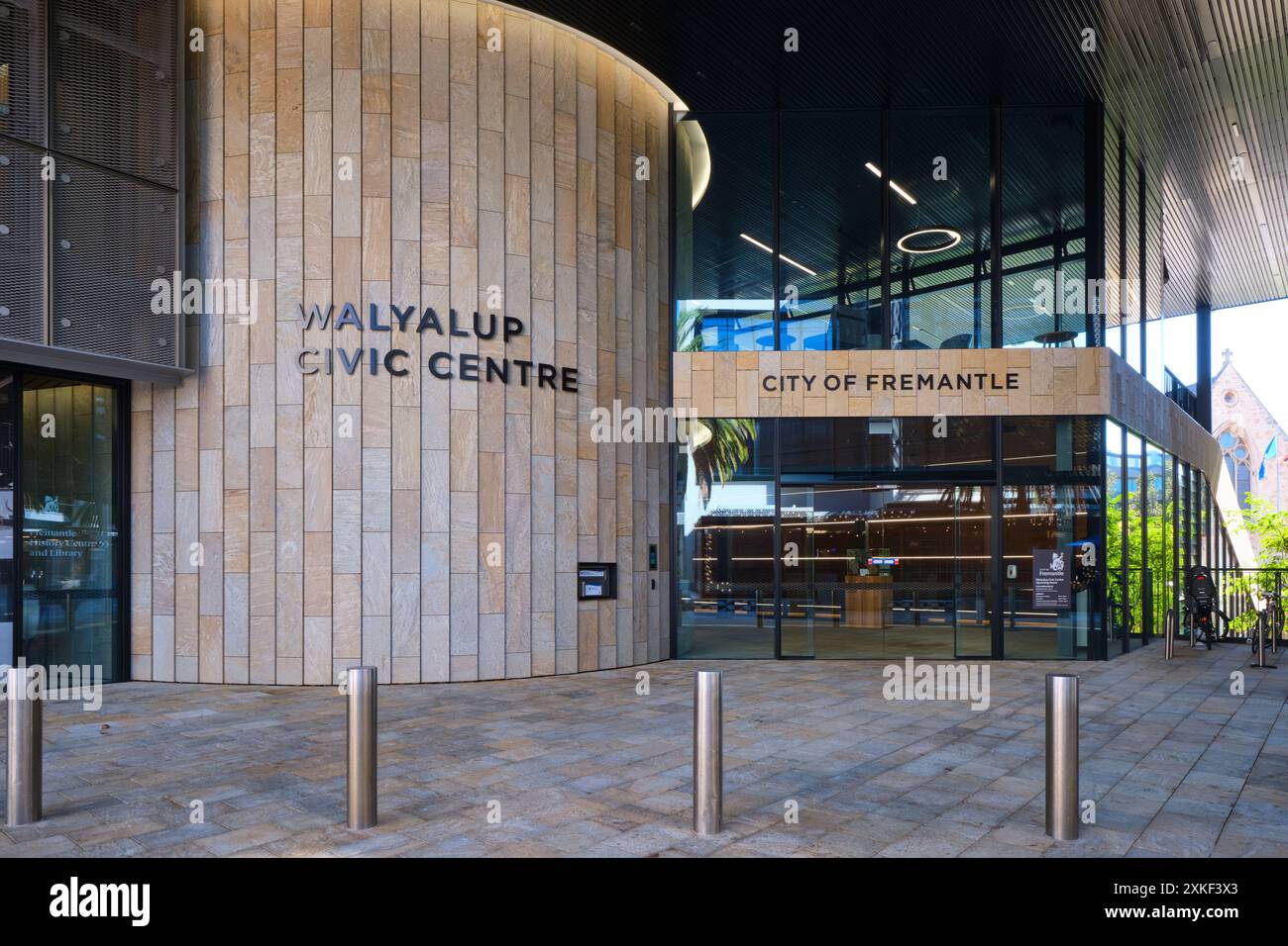 Hinterer Eingang zum Walyalup Civic Centre in der Stadt Fremantle im Rahmen des Walyalup Koort Renewal Projektes im Stadtzentrum von Fremantle, Western Australia. Stockfoto