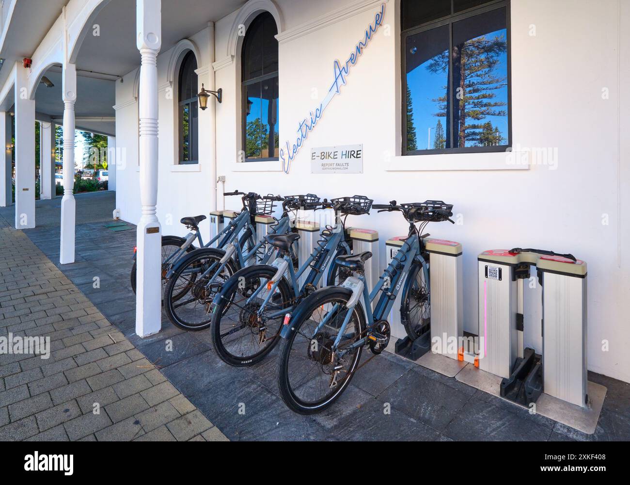 E-Bike-Station Electric Avenue mit E-Bikes zum Verleih vor dem Esplanade Hotel an der Essex Street in Fremantle, Western Australia. Stockfoto