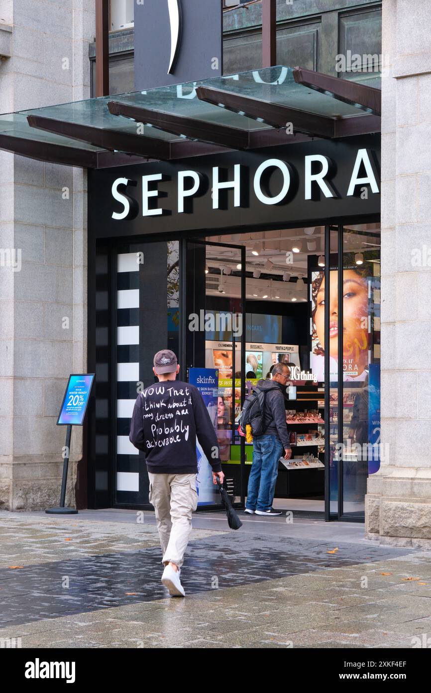 Ein Mann, der zum Eingang des Sephora Kosmetikgeschäfts in der Murray Street Mall in Perth, Western Australia, geht. Stockfoto