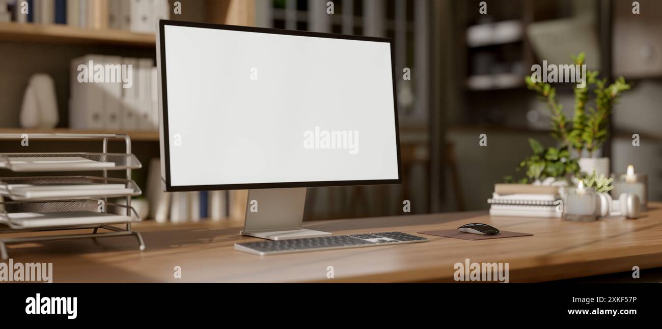 Ein Nahbild eines Computers mit einem Modell mit weißem Bildschirm und Zubehör auf einem Holztisch in einem komfortablen Heimbüro oder privaten Büro. Ort des Arbeitsauftrags Stockfoto