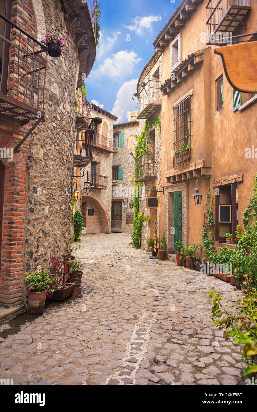 Wunderschöne und ruhige Downtown Gasse, tagsüber keine Leute, mit blauem Himmel und Blick auf die Straße Stockfoto