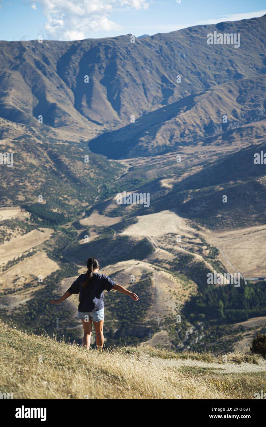 Frau in den Bergen, Queenstown, Neuseeland Stockfoto