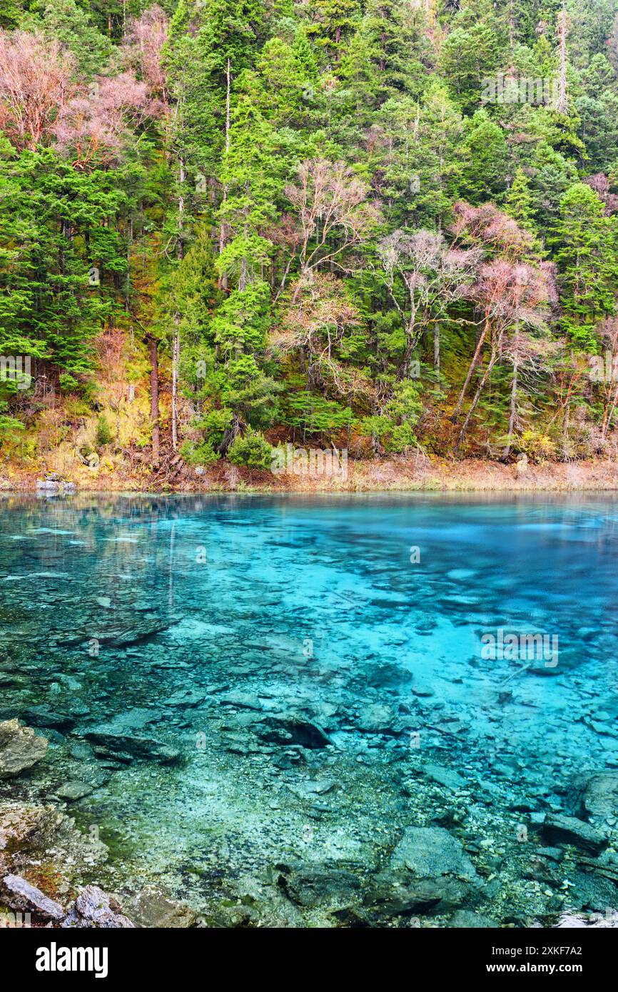 Blick auf den fünffarbigen Pool (der bunte Teich) Stockfoto