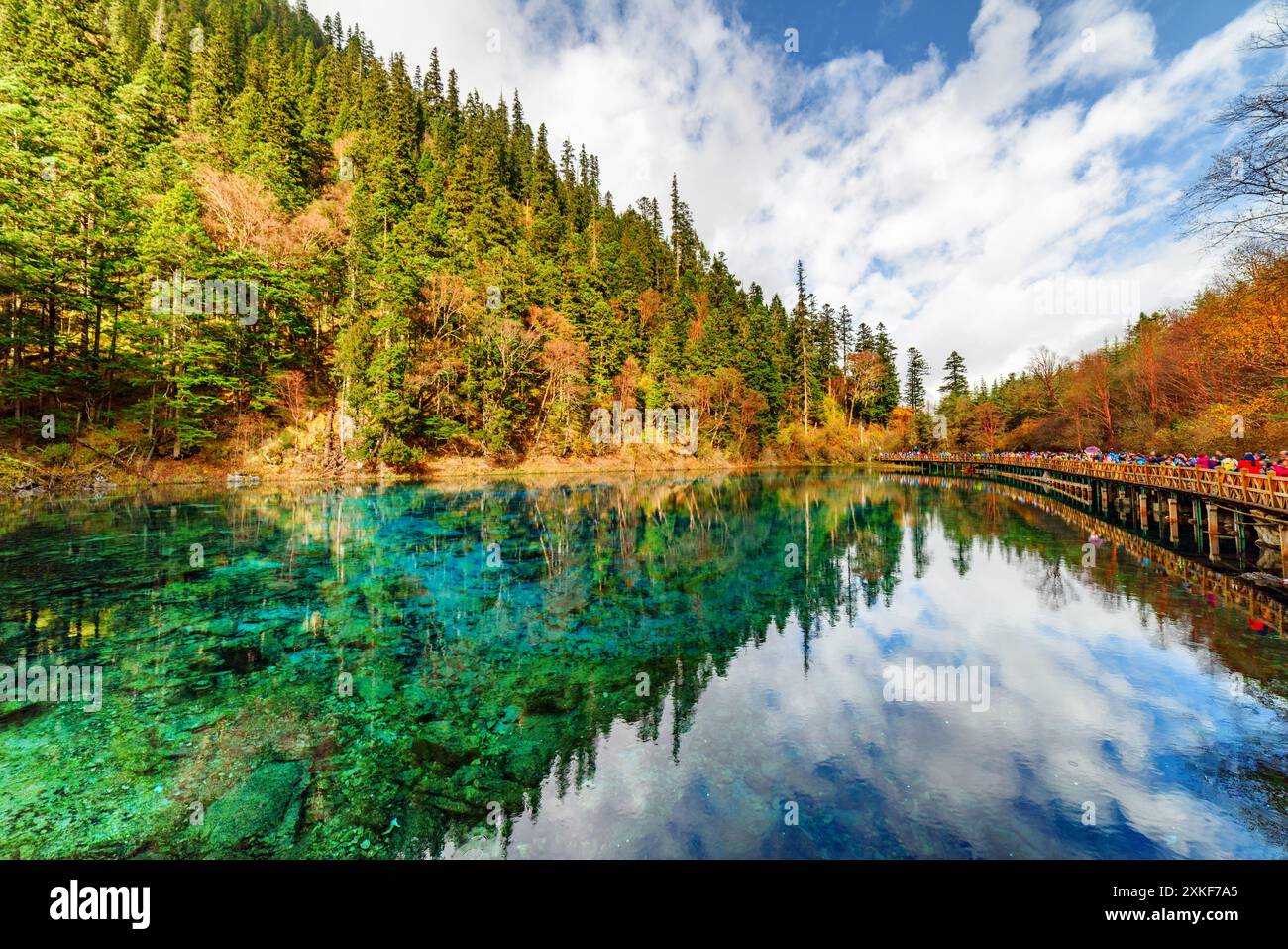 Blick auf den fünffarbigen Pool (der bunte Teich) Stockfoto