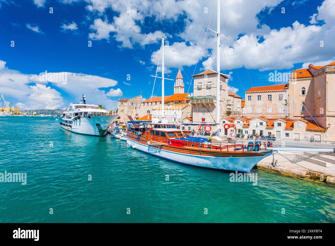 Boote im Hafen in der Küstenstadt Trogir in Dalmatien, Kroatien Stockfoto