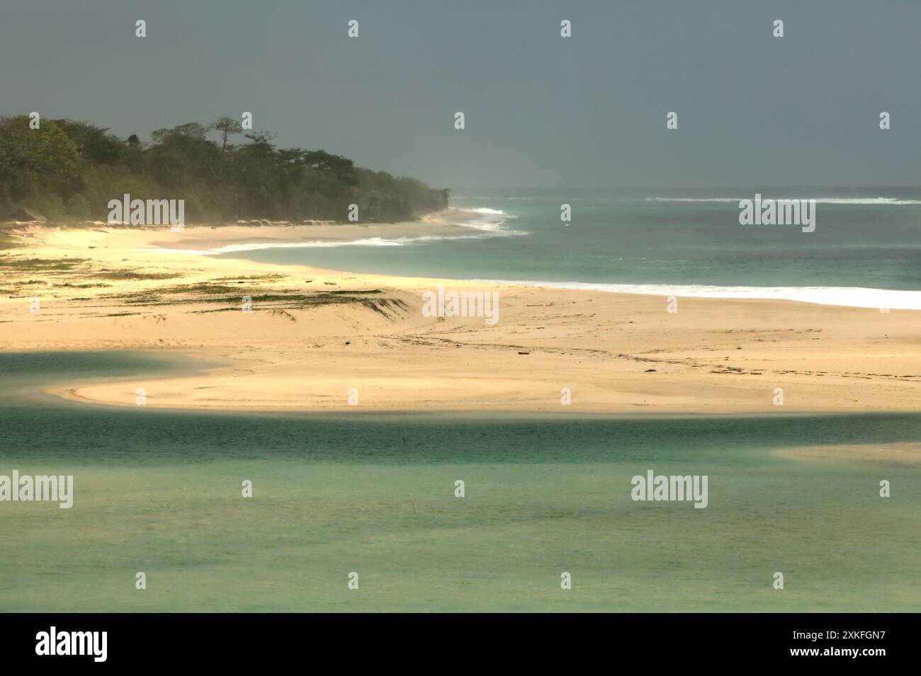 Blick auf einen Strand im Dorf Ratenggaro, Südwest-Sumba, Ost-Nusa-Tenggara, Indonesien. Stockfoto