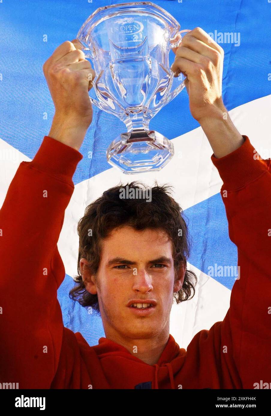 Dateifoto vom 14. Mai 09/04 von Andy Murray feiert seinen Sieg bei den US Open der Jungen bei seiner Rückkehr in Schottland. Andy Murray wird sich nach den Olympischen Spielen in diesem Sommer in den Ruhestand setzen und in den sozialen Medien veröffentlichen, dass er für sein „letztes Tennisturnier überhaupt“ in Paris angekommen ist. Ausgabedatum: Dienstag, 23. Juli 2024. Stockfoto
