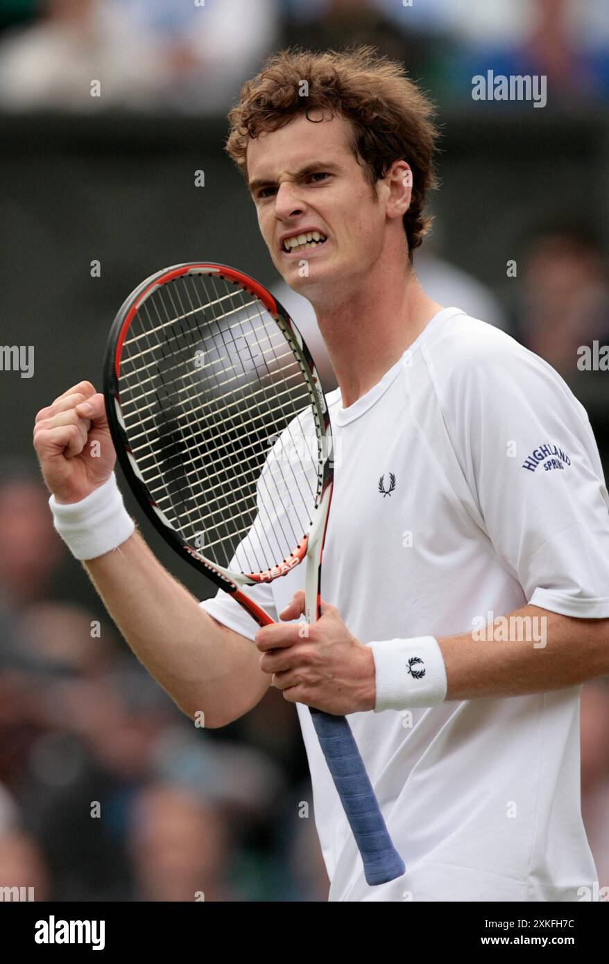 Dateifoto vom 06/08 von Andy Murray feiert den Sieg des ersten Satzes gegen Fabrice Santoro während der Wimbledon Championships 2008. Andy Murray wird sich nach den Olympischen Spielen in diesem Sommer in den Ruhestand setzen und in den sozialen Medien veröffentlichen, dass er für sein „letztes Tennisturnier überhaupt“ in Paris angekommen ist. Ausgabedatum: Dienstag, 23. Juli 2024. Stockfoto