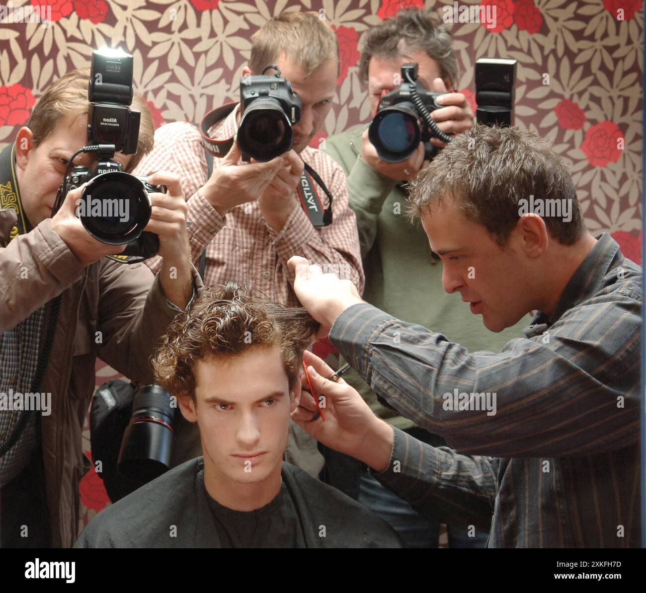 Aktenfoto vom 23. Mai 11/06 von Andy Murray wird vor den Medien von Radio One DJ Scott Mills in einem Salon im Westen Londons die Haare geschnitten. Andy Murray wird sich nach den Olympischen Spielen in diesem Sommer in den Ruhestand setzen und in den sozialen Medien veröffentlichen, dass er für sein „letztes Tennisturnier überhaupt“ in Paris angekommen ist. Ausgabedatum: Dienstag, 23. Juli 2024. Stockfoto