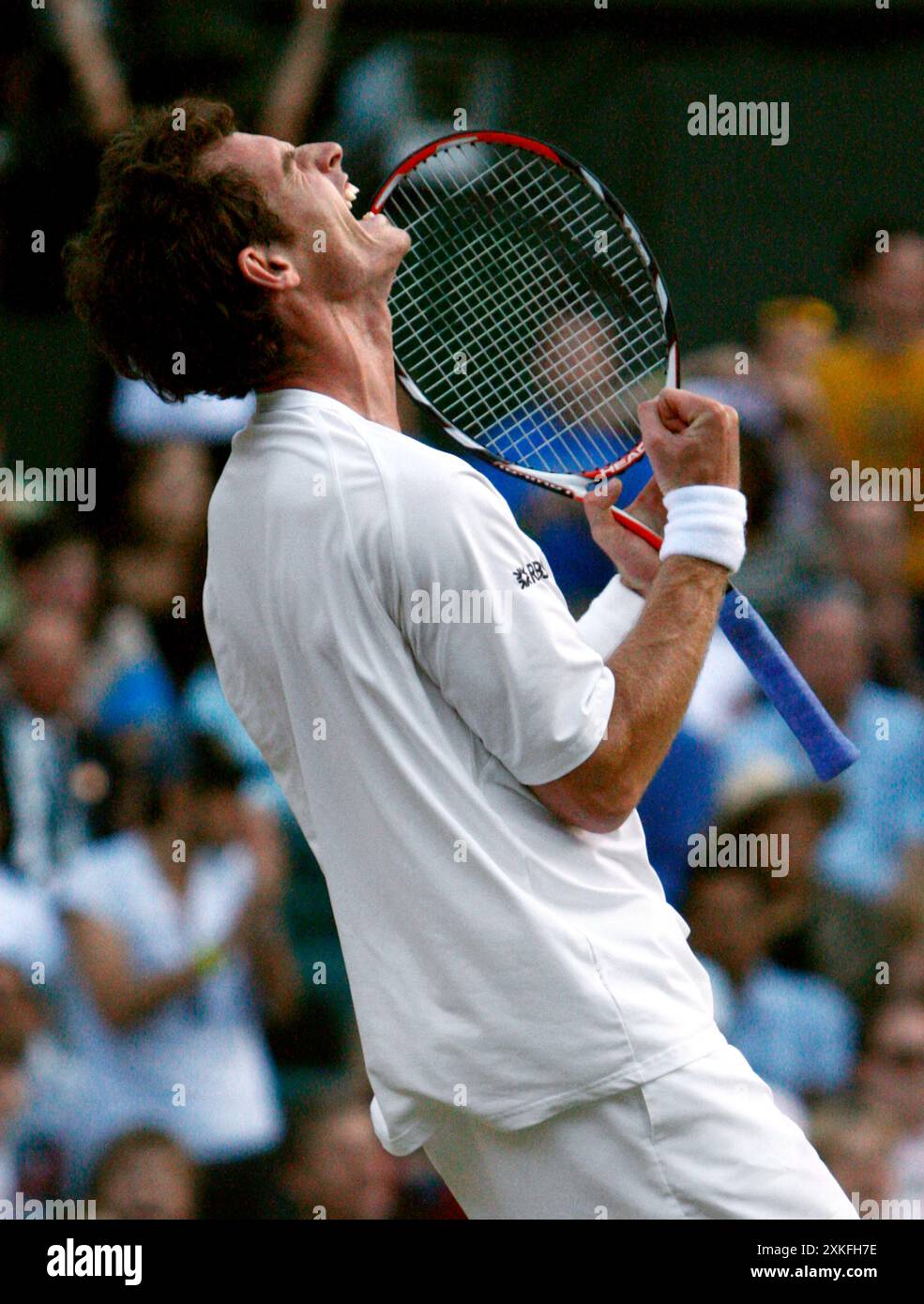 Dateifoto vom 30/06/08 von Andy Murray aus Großbritannien feiert den Sieg eines Sets während seines Spiels gegen Richard Gasquet aus Frankreich während der Wimbledon-Meisterschaft 2008. Andy Murray wird sich nach den Olympischen Spielen in diesem Sommer in den Ruhestand setzen und in den sozialen Medien veröffentlichen, dass er für sein „letztes Tennisturnier überhaupt“ in Paris angekommen ist. Ausgabedatum: Dienstag, 23. Juli 2024. Stockfoto