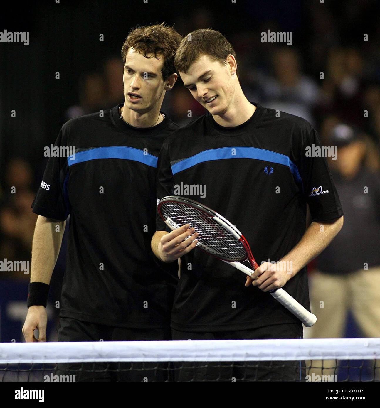 Dateifoto vom 11/06 von Andy Murray (links) und Bruder Jamie, nachdem er im Aberdeen Cup gegen Greg Rusedski und James Auckland gewonnen hatte. Andy Murray wird sich nach den Olympischen Spielen in diesem Sommer in den Ruhestand setzen und in den sozialen Medien veröffentlichen, dass er für sein „letztes Tennisturnier überhaupt“ in Paris angekommen ist. Ausgabedatum: Dienstag, 23. Juli 2024. Stockfoto