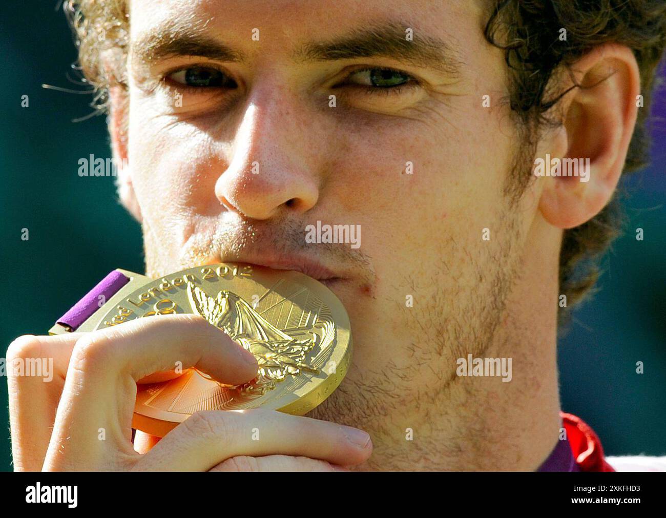 Dateifoto vom 05.08.2012 vom britischen Andy Murray mit seiner Olympischen Goldmedaille, nachdem er das Männer-Einzelspiel im Olympischen Tennisclub Wimbledon gewonnen hatte. Andy Murray wird sich nach den Olympischen Spielen in diesem Sommer in den Ruhestand setzen und in den sozialen Medien veröffentlichen, dass er für sein „letztes Tennisturnier überhaupt“ in Paris angekommen ist. Ausgabedatum: Dienstag, 23. Juli 2024. Stockfoto