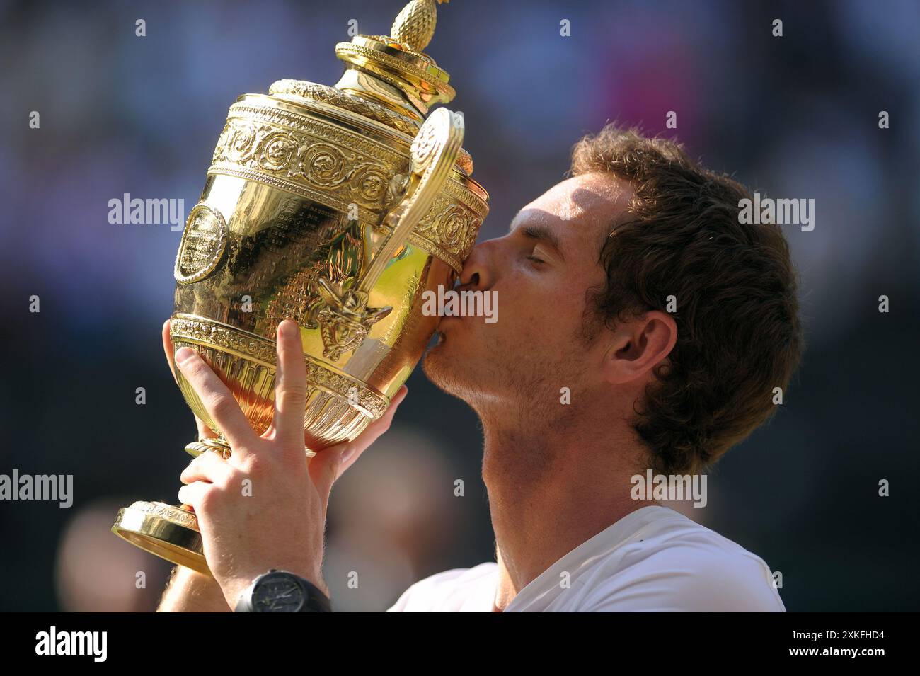 Dateifoto vom 07-07-2013 des britischen Andy Murray küsst die Trophäe, nachdem er den serbischen Novak Djokovic am 13. Tag der Wimbledon-Meisterschaft besiegt hatte. Andy Murray wird sich nach den Olympischen Spielen in diesem Sommer in den Ruhestand setzen und in den sozialen Medien veröffentlichen, dass er für sein „letztes Tennisturnier überhaupt“ in Paris angekommen ist. Ausgabedatum: Dienstag, 23. Juli 2024. Stockfoto