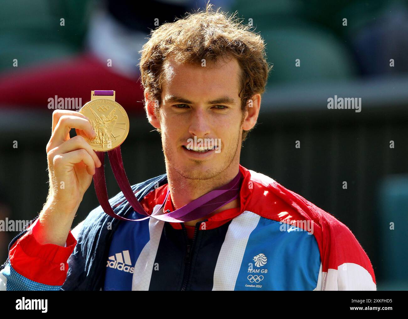 Aktenfoto vom 05.08.2012 des britischen Andy Murray mit seiner Goldmedaille, nachdem er im Finale in Wimbledon, London, den Schweizer Roger Federer besiegt hatte. Andy Murray wird sich nach den Olympischen Spielen in diesem Sommer in den Ruhestand setzen und in den sozialen Medien veröffentlichen, dass er für sein „letztes Tennisturnier überhaupt“ in Paris angekommen ist. Ausgabedatum: Dienstag, 23. Juli 2024. Stockfoto