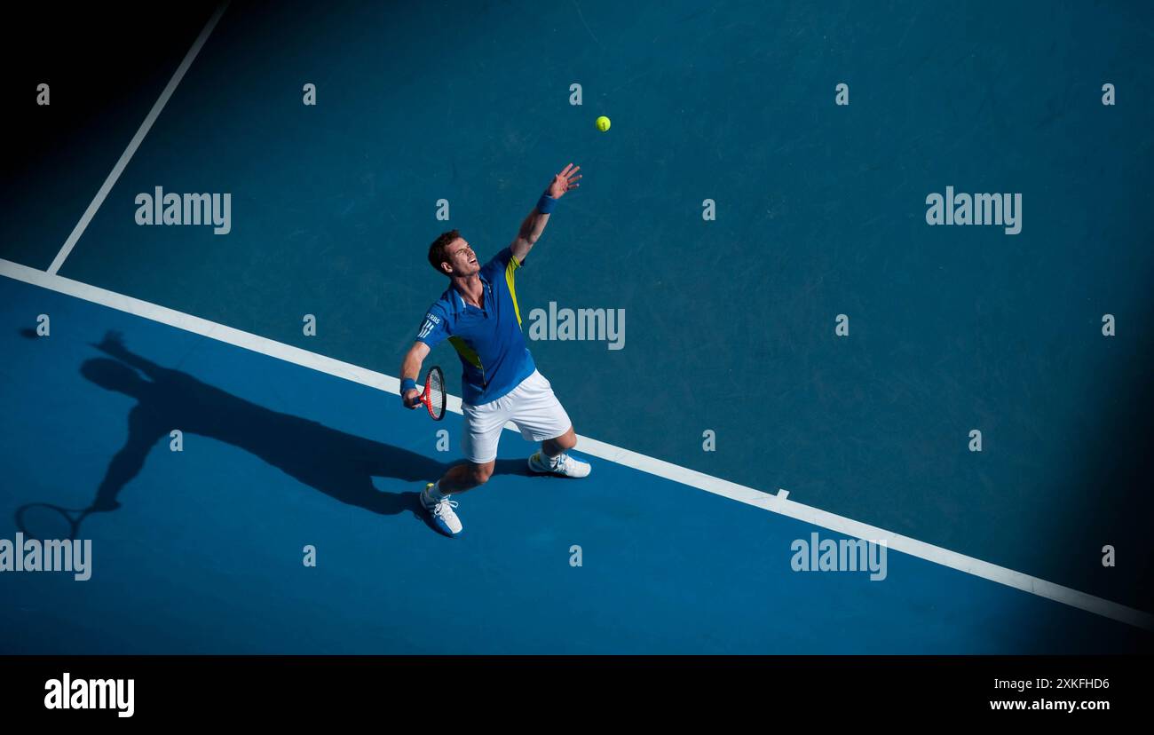 Dateifoto vom 01/10 des britischen Andy Murray im Kampf gegen Florent Serra am fünften Tag der Australian Open 2010. Andy Murray wird sich nach den Olympischen Spielen in diesem Sommer in den Ruhestand setzen und in den sozialen Medien veröffentlichen, dass er für sein „letztes Tennisturnier überhaupt“ in Paris angekommen ist. Ausgabedatum: Dienstag, 23. Juli 2024. Stockfoto
