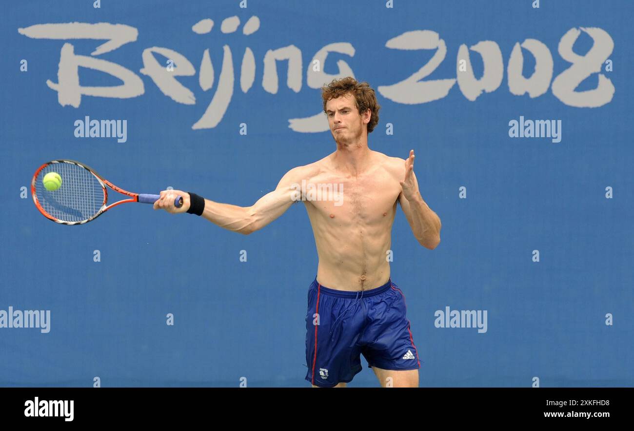 Dateifoto vom 08/08 von Andy Murray im Olympischen Tenniszentrum in Peking. Andy Murray wird sich nach den Olympischen Spielen in diesem Sommer in den Ruhestand setzen und in den sozialen Medien veröffentlichen, dass er für sein „letztes Tennisturnier überhaupt“ in Paris angekommen ist. Ausgabedatum: Dienstag, 23. Juli 2024. Stockfoto