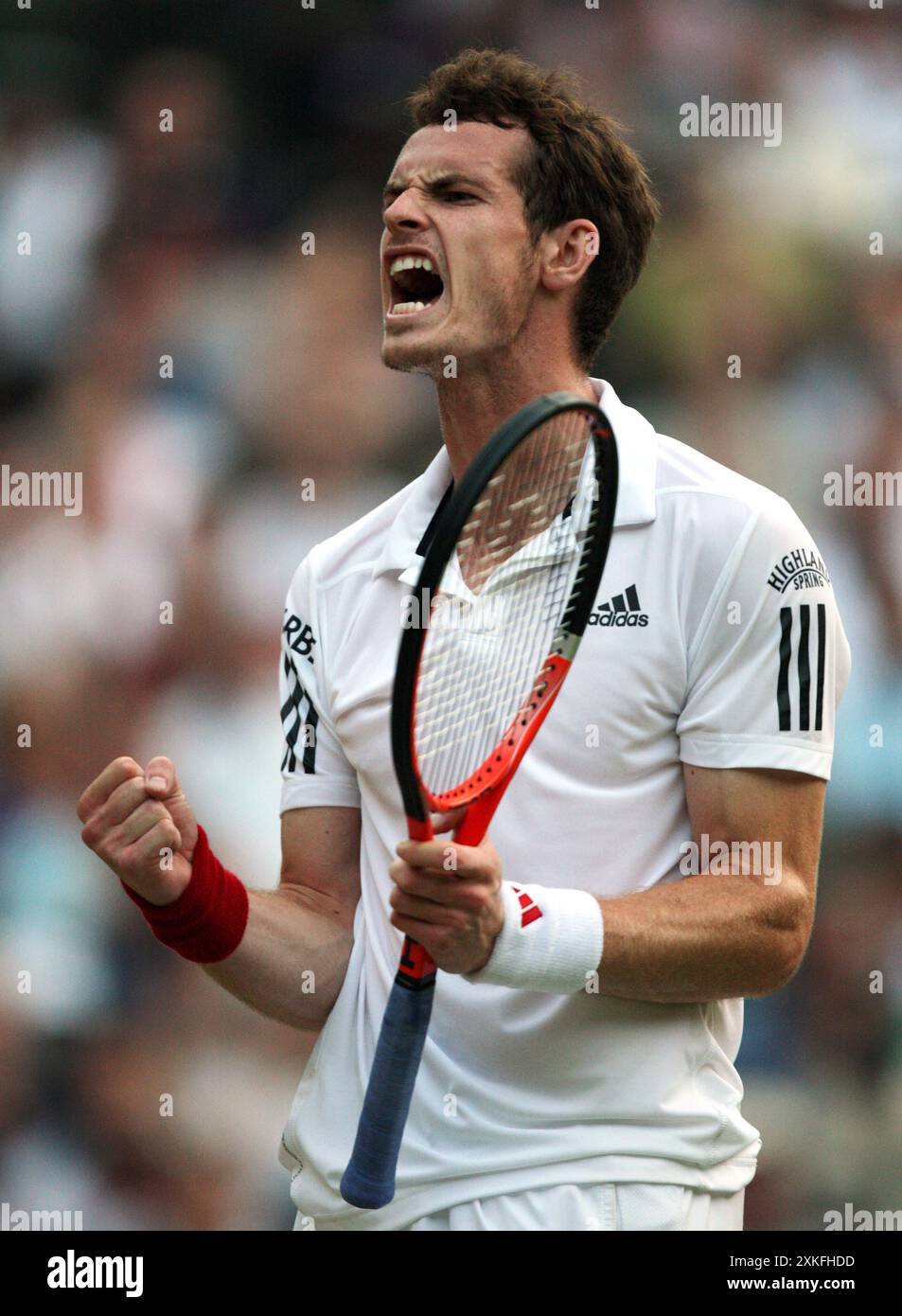 Dateifoto vom 26./06/10 von Andy Murray aus Großbritannien feiert seinen Sieg am Match Point, gegen Gilles Simon aus Frankreich am 6. Tag der Wimbledon-Meisterschaft 2010. Andy Murray wird sich nach den Olympischen Spielen in diesem Sommer in den Ruhestand setzen und in den sozialen Medien veröffentlichen, dass er für sein „letztes Tennisturnier überhaupt“ in Paris angekommen ist. Ausgabedatum: Dienstag, 23. Juli 2024. Stockfoto