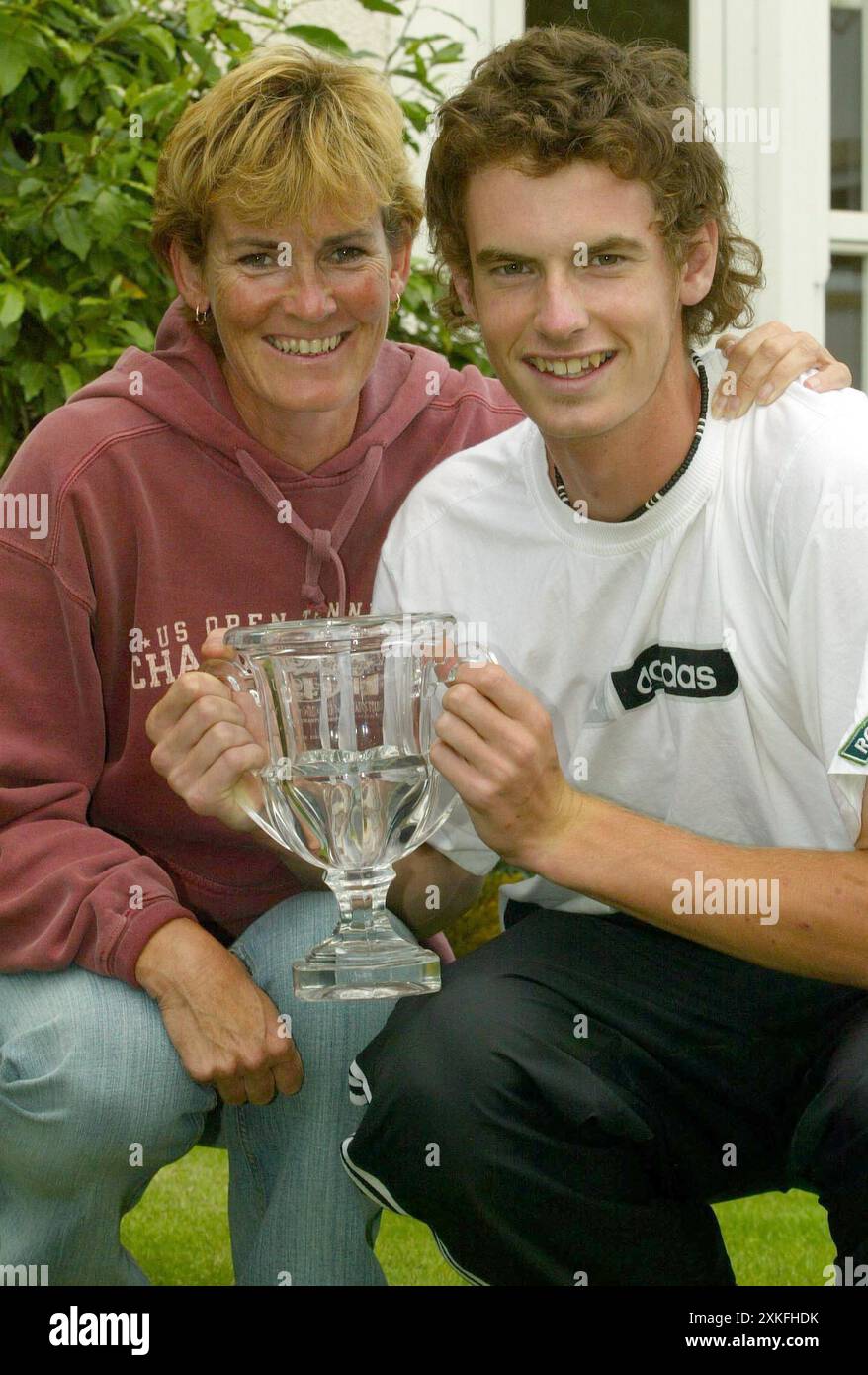 Aktenfoto vom 14. Februar 09/04 von Andy Murray, der mit seiner Mutter Judy vor seinem Haus in Dunblane, Schottland, seine U.S. Open Boys-Trophäe hält. Andy Murray wird sich nach den Olympischen Spielen in diesem Sommer in den Ruhestand setzen und in den sozialen Medien veröffentlichen, dass er für sein „letztes Tennisturnier überhaupt“ in Paris angekommen ist. Ausgabedatum: Dienstag, 23. Juli 2024. Stockfoto