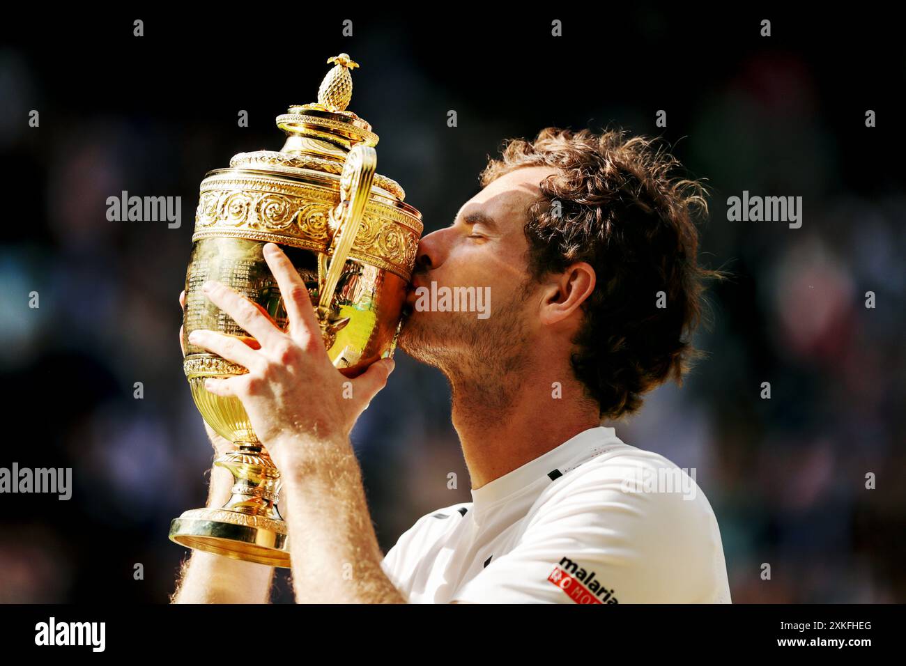 Dateifoto vom 10.07.2016 von Andy Murray hebt die Trophäe für Männer im Singles am 13. Tag der Wimbledon Championships im All England Lawn Tennis and Croquet Club, Wimbledon. Andy Murray wird sich nach den Olympischen Spielen in diesem Sommer in den Ruhestand setzen und in den sozialen Medien veröffentlichen, dass er für sein „letztes Tennisturnier überhaupt“ in Paris angekommen ist. Ausgabedatum: Dienstag, 23. Juli 2024. Stockfoto