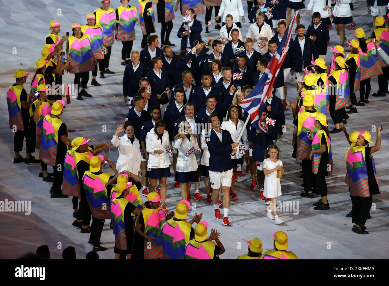Dateifoto vom 05.08.2016 des britischen Flaggenträgers Andy Murray leitet das Team GBwährend der Eröffnungszeremonie der Olympischen Spiele 2016 in Rio de Janeiro. Andy Murray wird sich nach den Olympischen Spielen in diesem Sommer in den Ruhestand setzen und in den sozialen Medien veröffentlichen, dass er für sein „letztes Tennisturnier überhaupt“ in Paris angekommen ist. Ausgabedatum: Dienstag, 23. Juli 2024. Stockfoto