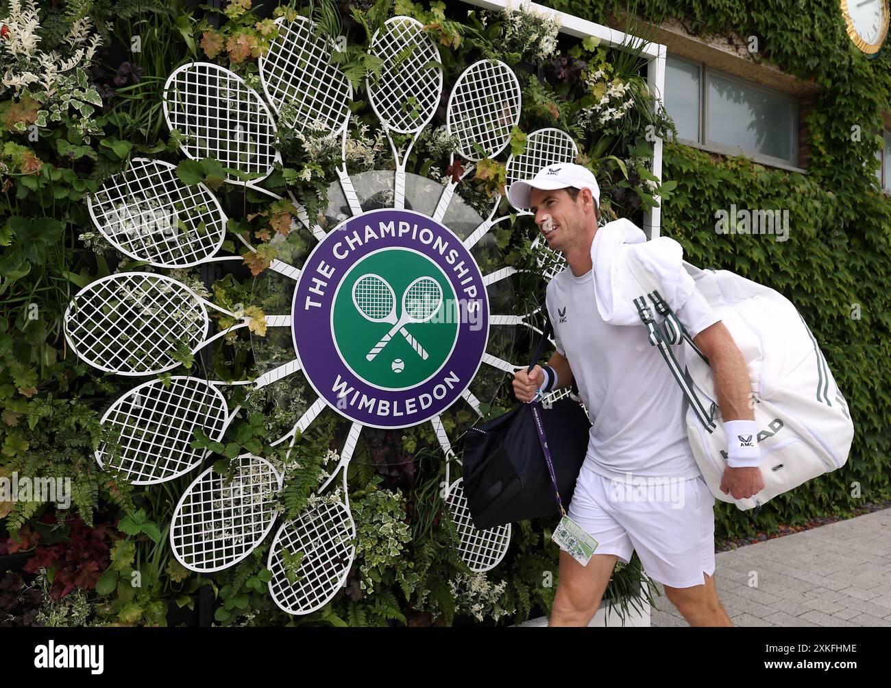Dateifoto vom 06.07.2023 von Andy Murray verlässt die Übungsfelder am vierten Tag der Wimbledon Championships 2023 im All England Lawn Tennis and Croquet Club in Wimbledon. Andy Murray wird sich nach den Olympischen Spielen in diesem Sommer in den Ruhestand setzen und in den sozialen Medien veröffentlichen, dass er für sein „letztes Tennisturnier überhaupt“ in Paris angekommen ist. Ausgabedatum: Dienstag, 23. Juli 2024. Stockfoto
