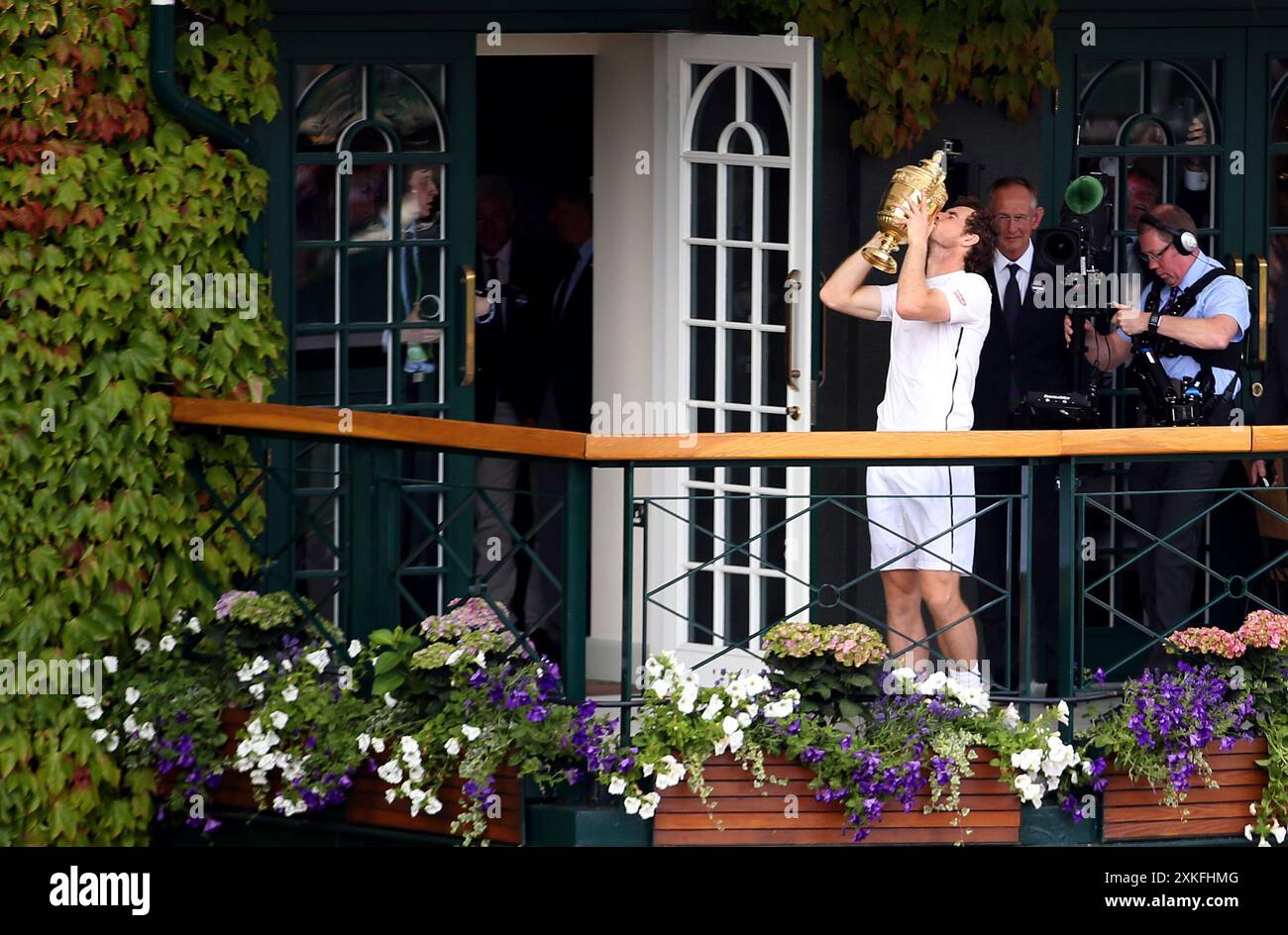 Dateifoto vom 10-07-2016 von Andy Murray, der die Trophäe auf einem Balkon des Mittelhofs überführt, nachdem er das Finale der Männer im Einzelspiel gegen Milos Raonic am 13. Tag der Wimbledon Championships im All England Lawn Tennis and Croquet Club in Wimbledon gewonnen hat. Andy Murray wird sich nach den Olympischen Spielen in diesem Sommer in den Ruhestand setzen und in den sozialen Medien veröffentlichen, dass er für sein „letztes Tennisturnier überhaupt“ in Paris angekommen ist. Ausgabedatum: Dienstag, 23. Juli 2024. Stockfoto