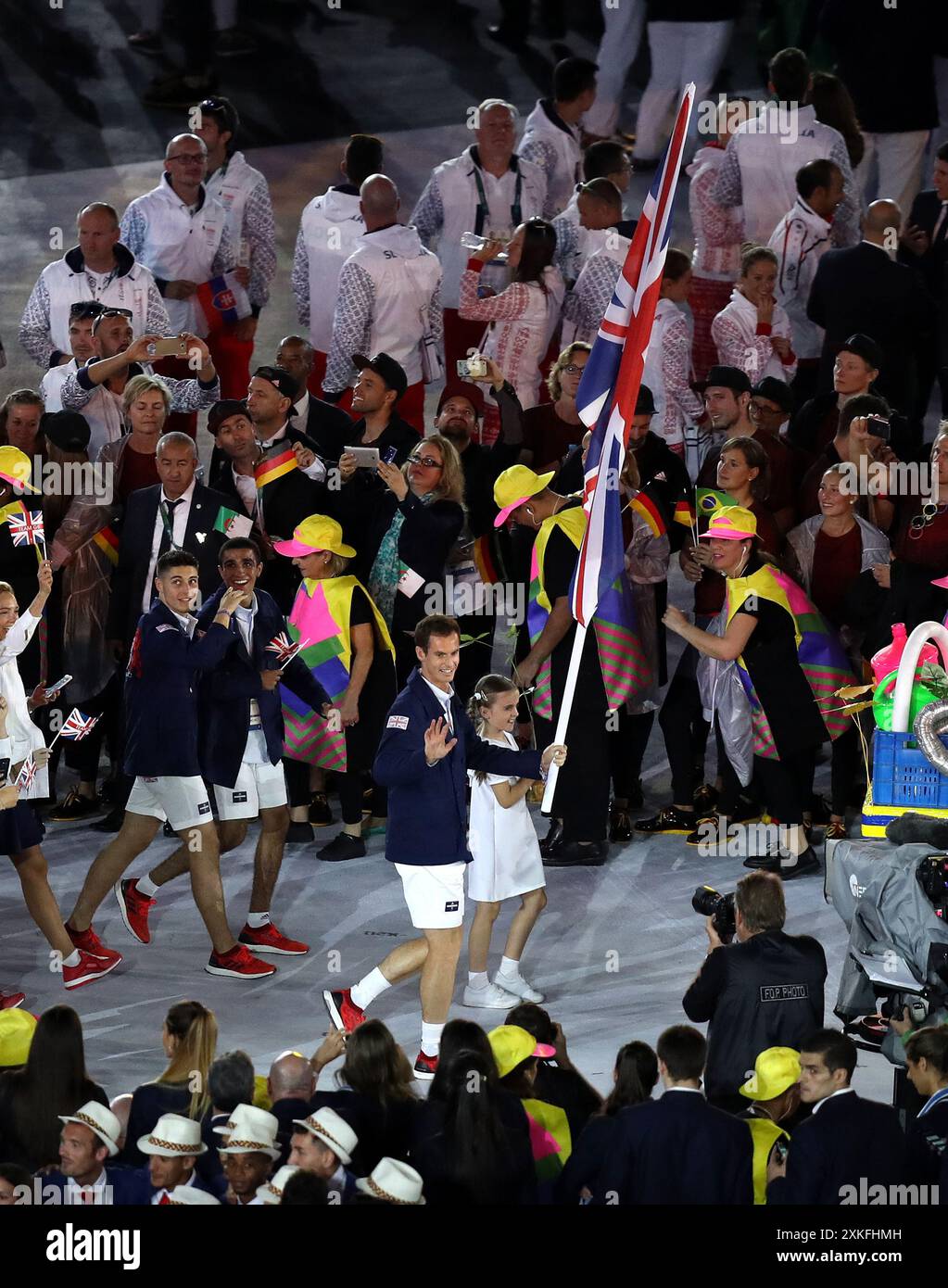 Dateifoto vom 05.08.2016 des britischen Flaggenträgers Andy Murray leitet das Team GBwährend der Eröffnungszeremonie der Olympischen Spiele 2016 in Rio de Janeiro. Andy Murray wird sich nach den Olympischen Spielen in diesem Sommer in den Ruhestand setzen und in den sozialen Medien veröffentlichen, dass er für sein „letztes Tennisturnier überhaupt“ in Paris angekommen ist. Ausgabedatum: Dienstag, 23. Juli 2024. Stockfoto