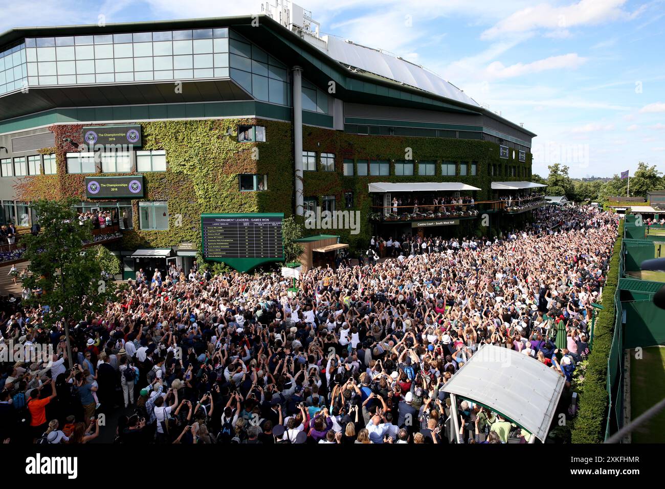 Dateifoto vom 10-07-2016 von Andy Murray, der die Trophäe auf einem Balkon des Mittelhofs überführt, nachdem er das Finale der Männer im Einzelspiel gegen Milos Raonic am 13. Tag der Wimbledon Championships im All England Lawn Tennis and Croquet Club in Wimbledon gewonnen hat. Andy Murray wird sich nach den Olympischen Spielen in diesem Sommer in den Ruhestand setzen und in den sozialen Medien veröffentlichen, dass er für sein „letztes Tennisturnier überhaupt“ in Paris angekommen ist. Ausgabedatum: Dienstag, 23. Juli 2024. Stockfoto