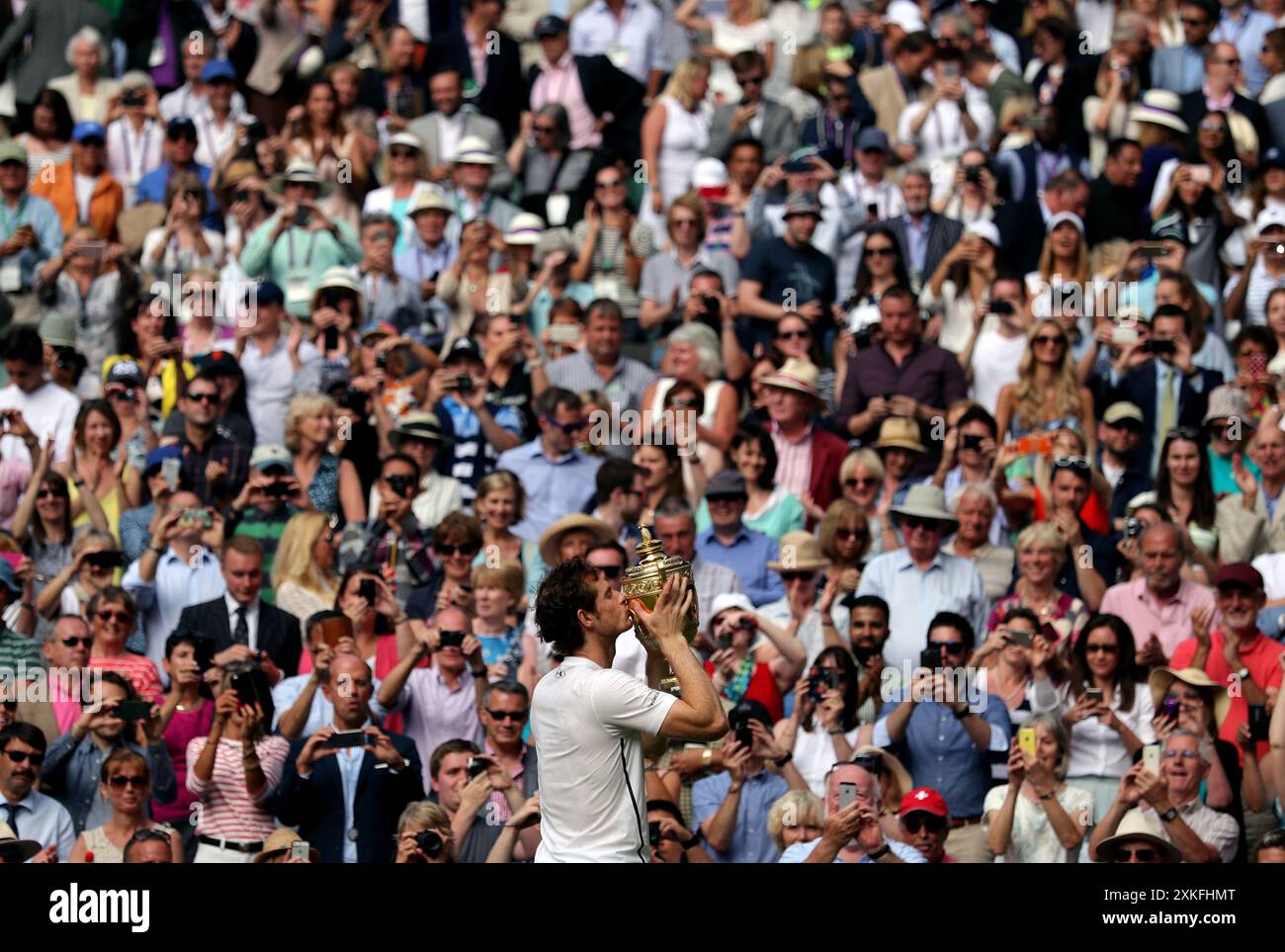 Dateifoto vom 10.07.2016 von Andy Murray feiert den Sieg des Men's Singles Final am 13. Tag der Wimbledon Championships im All England Lawn Tennis and Croquet Club, Wimbledon. Andy Murray wird sich nach den Olympischen Spielen in diesem Sommer in den Ruhestand setzen und in den sozialen Medien veröffentlichen, dass er für sein „letztes Tennisturnier überhaupt“ in Paris angekommen ist. Ausgabedatum: Dienstag, 23. Juli 2024. Stockfoto