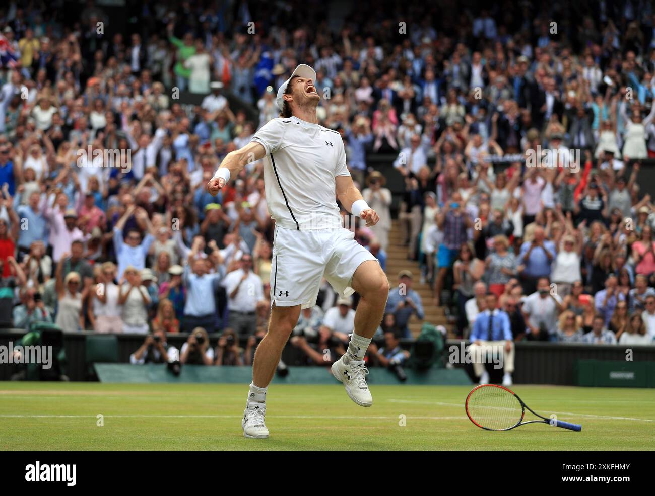 Dateifoto vom 10.07.2016 von Andy Murray feiert am Match Point, als Milos Raonic im Men's Singles Final am 13. Tag der Wimbledon Championships besiegt wird. Andy Murray wird sich nach den Olympischen Spielen in diesem Sommer in den Ruhestand setzen und in den sozialen Medien veröffentlichen, dass er für sein „letztes Tennisturnier überhaupt“ in Paris angekommen ist. Ausgabedatum: Dienstag, 23. Juli 2024. Stockfoto