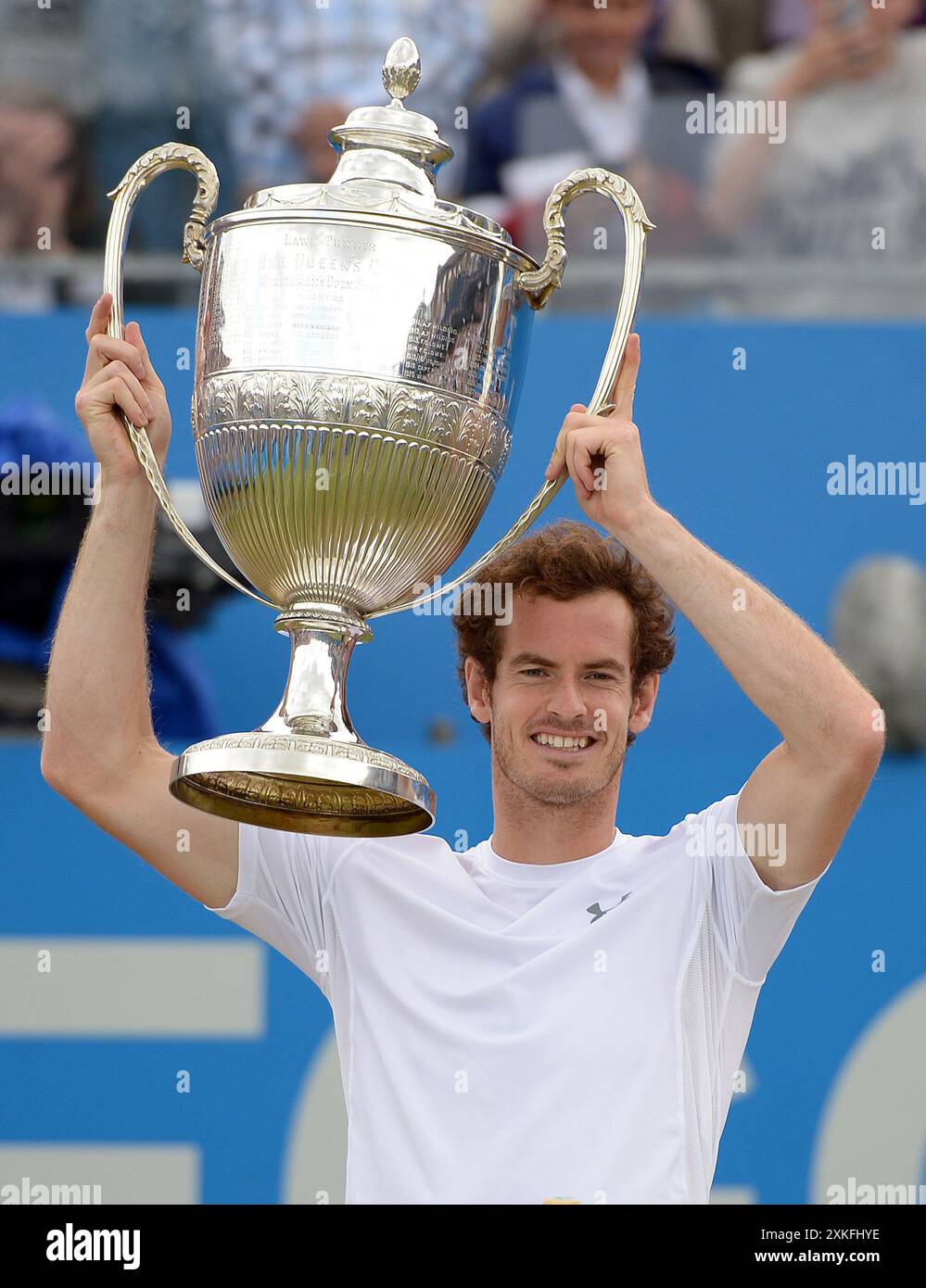 Dateifoto vom 21.06.2015 des britischen Andy Murray hält die Trophäe während des siebten Tages der AEGON Championships im Queen's Club. Andy Murray wird sich nach den Olympischen Spielen in diesem Sommer in den Ruhestand setzen und in den sozialen Medien veröffentlichen, dass er für sein „letztes Tennisturnier überhaupt“ in Paris angekommen ist. Ausgabedatum: Dienstag, 23. Juli 2024. Stockfoto