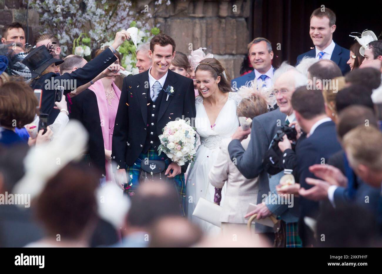 Dateifoto vom 11.04.2015 von Andy Murray und Kim Sears nach ihrer Hochzeit in der Dunblane Cathedral. Andy Murray wird sich nach den Olympischen Spielen in diesem Sommer in den Ruhestand setzen und in den sozialen Medien veröffentlichen, dass er für sein „letztes Tennisturnier überhaupt“ in Paris angekommen ist. Ausgabedatum: Dienstag, 23. Juli 2024. Stockfoto